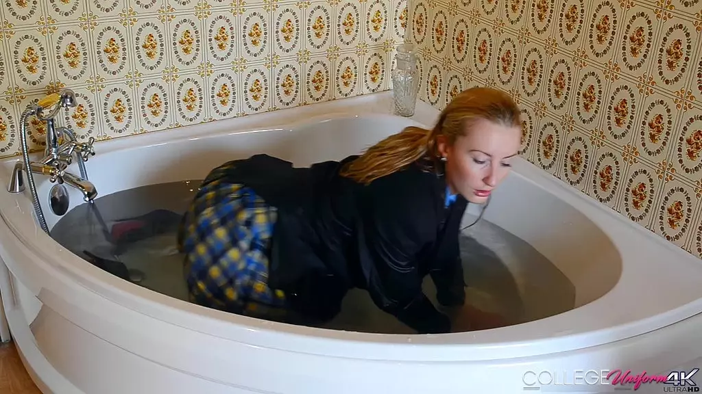 форма колледжа - возбужденная София Смит демонстрирует свои мокрые трусики!