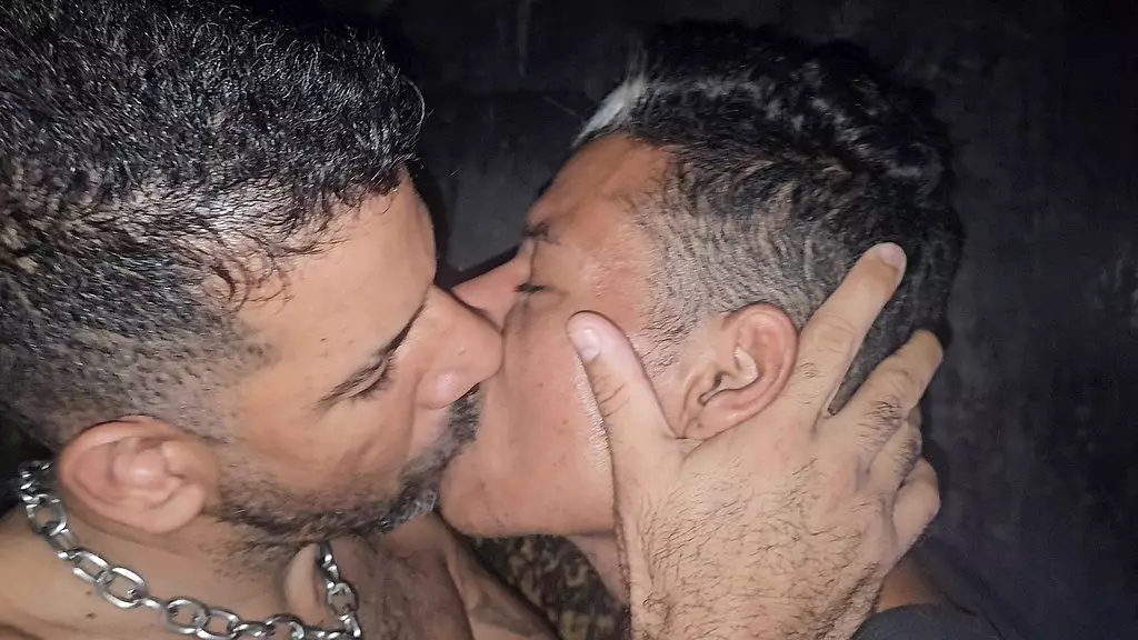 machos fodendo dentro do dark room, teve um trenzinho safado e gozada no Final