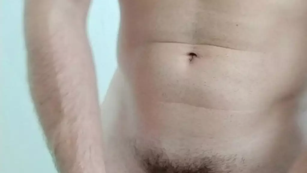 качаю свой член, позирую и играю с моими сосками