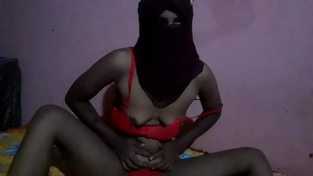 сексуальная леди на полу, готовая к жесткому траху