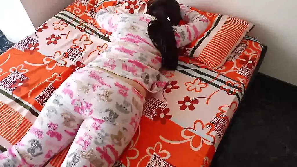 невероятная фоллада le doy cuando esta descansando en pijamas: le bajo su ropa Interior и le meto la polla tan duro que casi me descubren pero fue muy rico