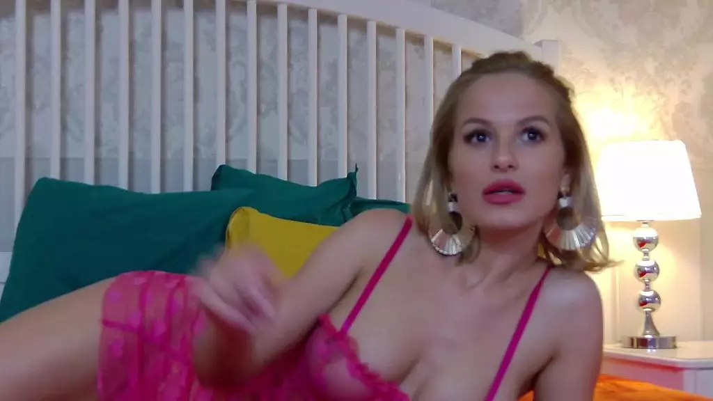 носит едва заметное бикини