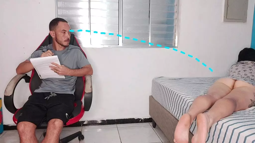 meia-irma возбуждает fica com a bunda exposta para provocar seu meio-irmao