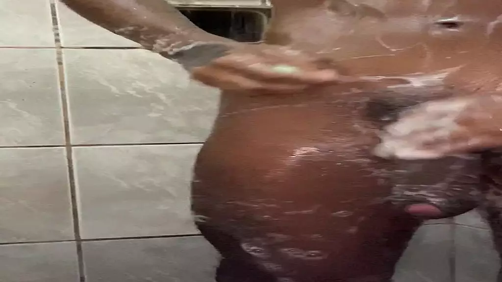 novinho pauzudo tomando banho