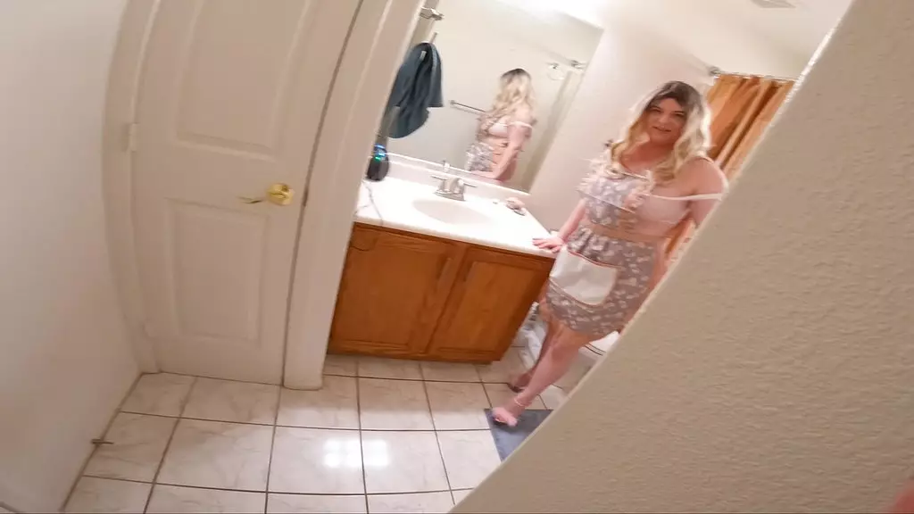 сексуальную мачеху трахнули в ванной