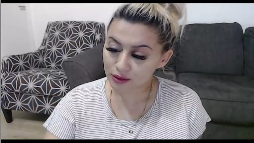 девушка на веб-камеру дразнит и шлепает большую задницу