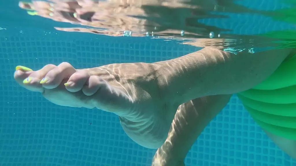 плескание ногами в бассейне
