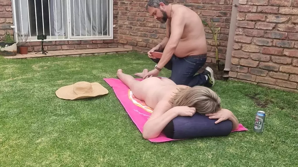 pssygalore69 пытается загореть, но sparowdox не может удержать свой член подальше от нее