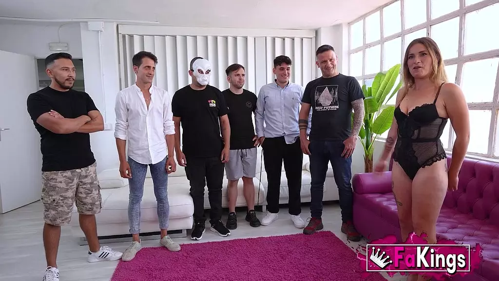 Наша самая грязная аргентинская красотка хочет свой день бесплатной киски! Она рыжая для двойного проникновения