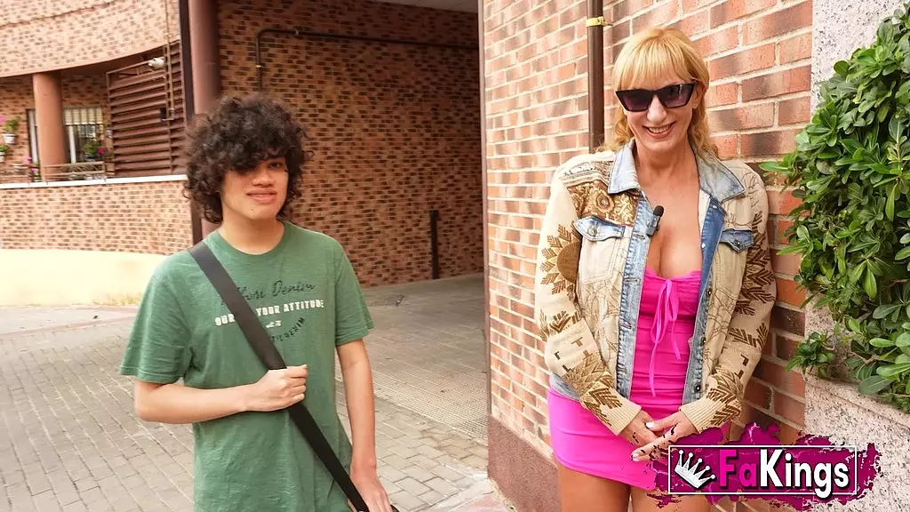 Виктория Вера сталкивается с молодым чуваком-любителем с большим членом: это то, чего она всегда хотела!