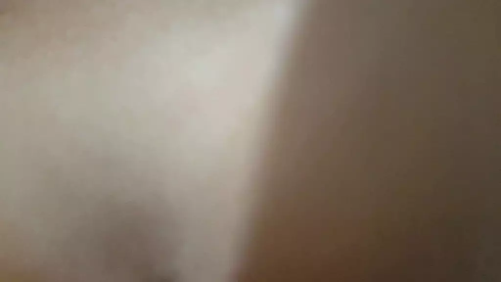 молодая девушка много сидела со своей большой замечательной задницей