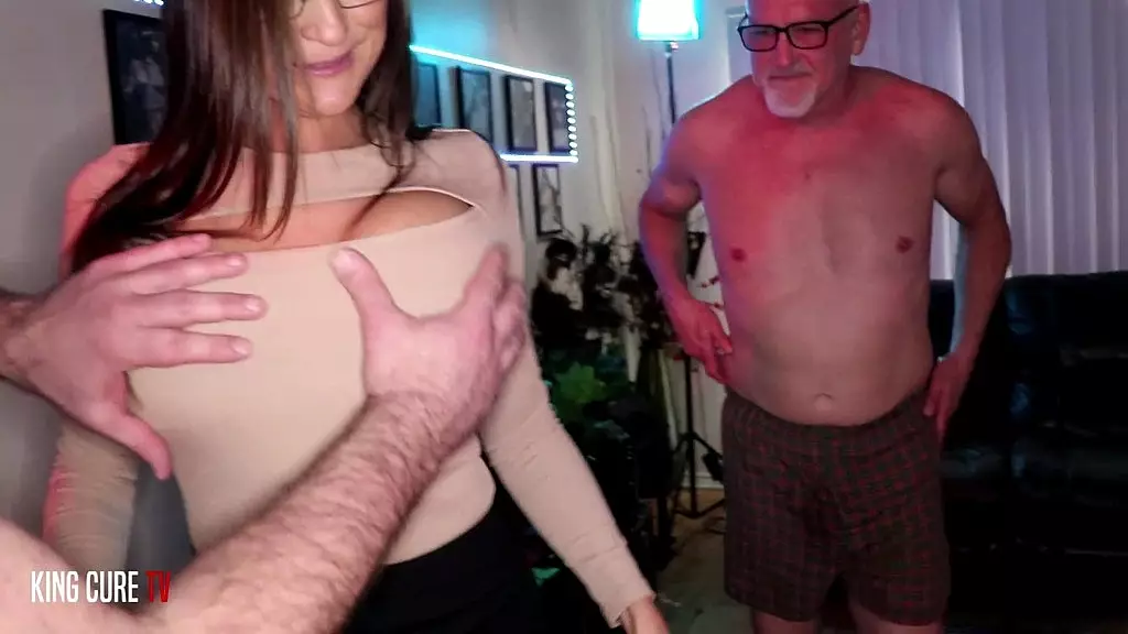 возбужденная домохозяйка Алиссия Вера осушает каждый член