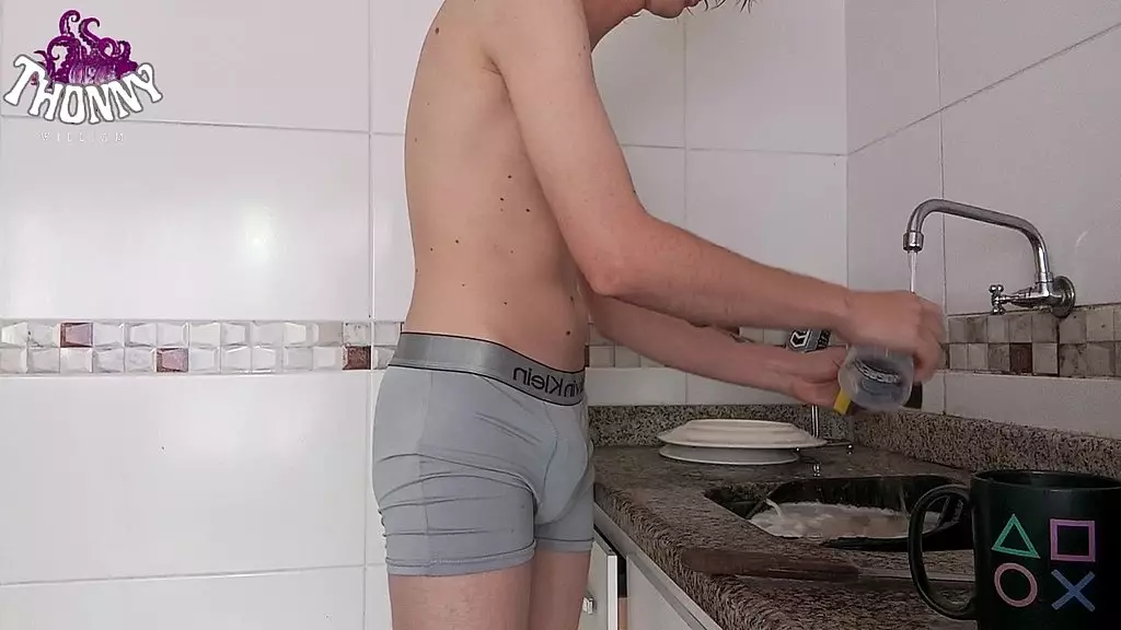 fui lavar louca e acabei ficando todo molhado entao tive que terminar a faxina pelado