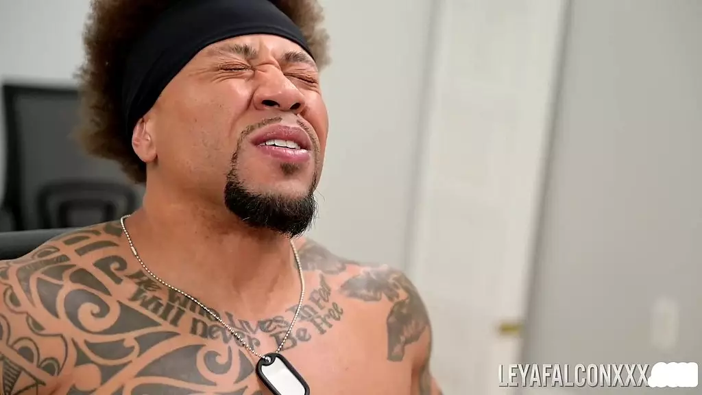 Пышногрудая блондинка Лея Фалкон трахается с мокко-красавчиком Эдди Джейем!