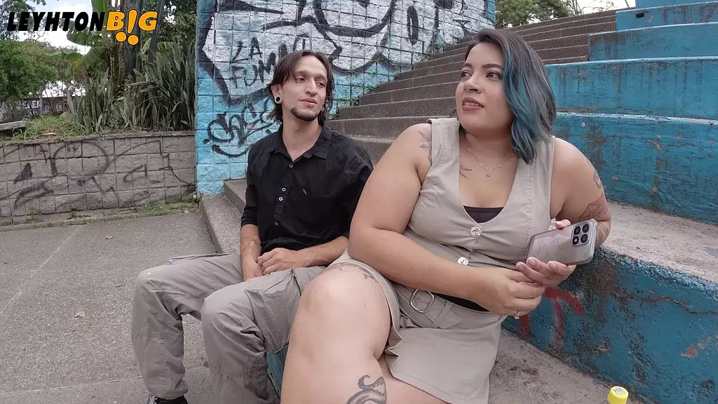 Удобно расположиться с девушкой около автобусной остановки, чтобы захватить нас