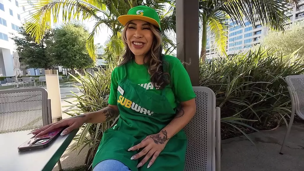 шлюха из метро принимает огромный член, покрывается спермой и возвращается к работе