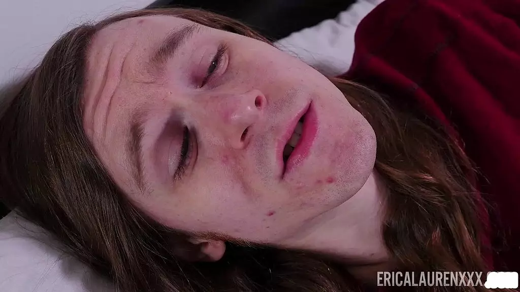 блондинистая гильф Эрика Лорен получает большой член от худенького парня Конора Кокса!