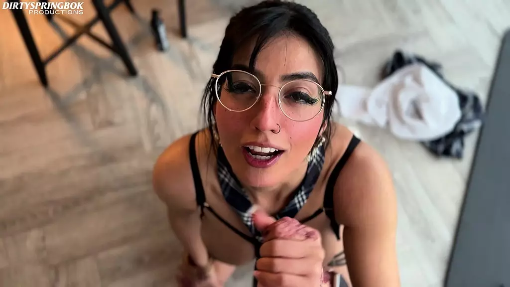 непослушная студентка Алия Ясин приглашает своего репетитора и сосет его член