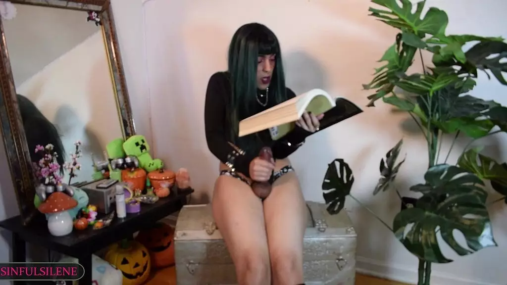 готическая транс-девушка силен читает классическую литературу и кончает