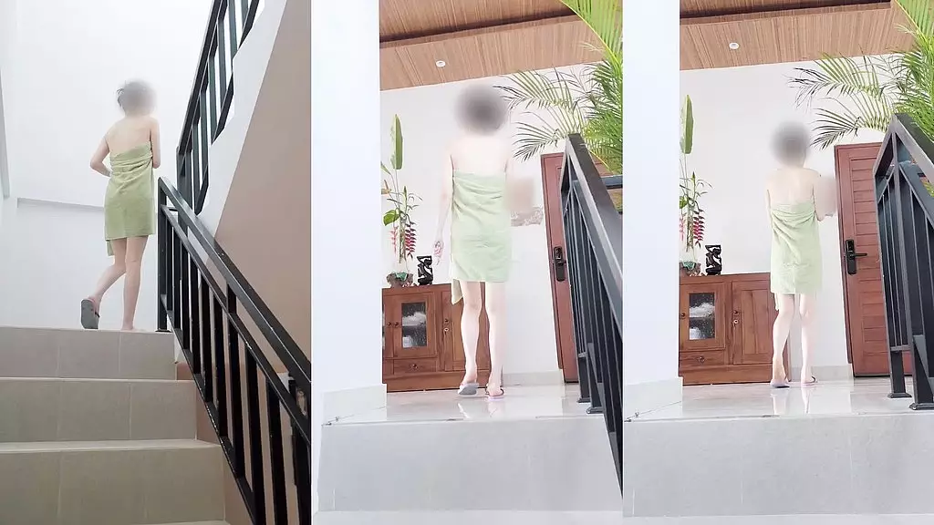 поднимаюсь по лестнице после принятия ванны, накрывшись только полотенцем