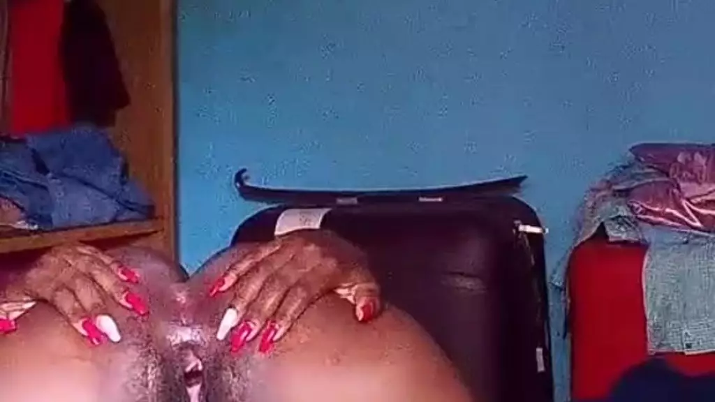 elle joue avec son anus после того, как она поиграет с киской