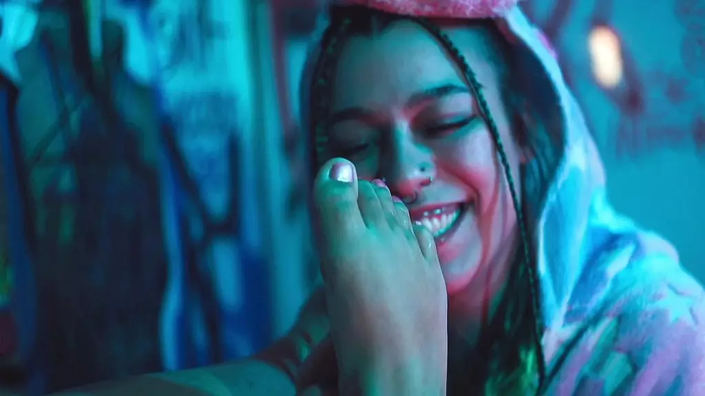 толстушка-лесбиянка играет со ступнями и киской