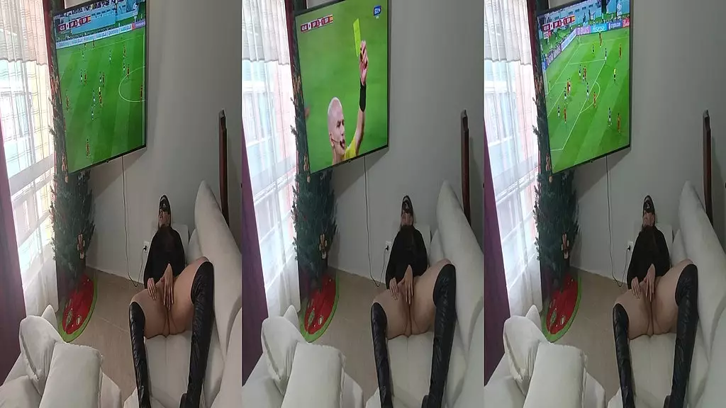 mi primamastra se Calienta Viendo el Partido de Espana vs japon le encanta tocarse la concha y el culo 5