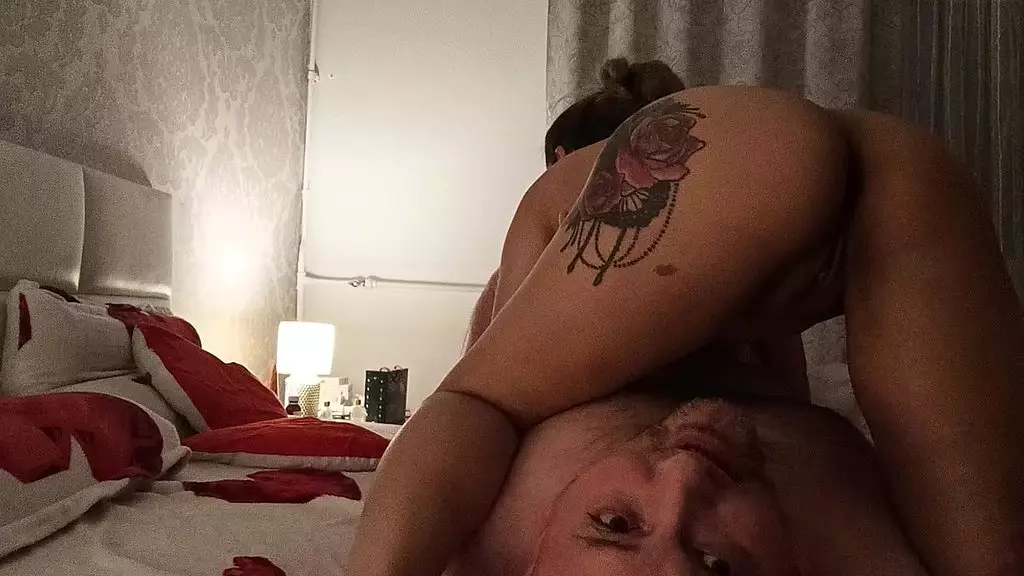 пара пробует анальный секс дома