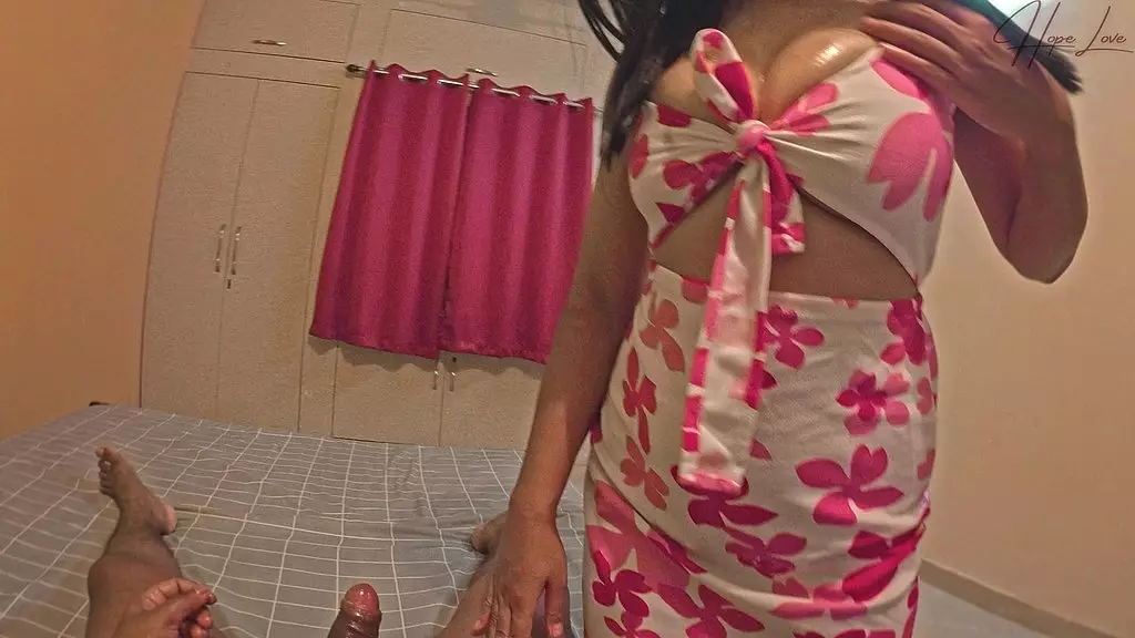 сводная сестра застает своего сводного брата за мастурбацией и решает трахнуть его