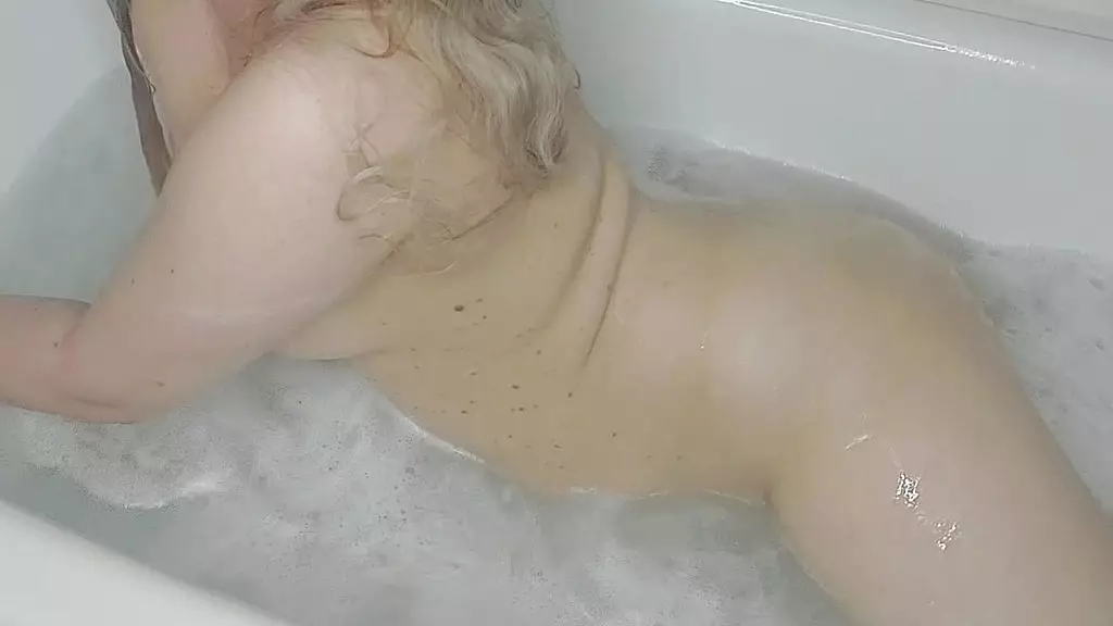 milf принимает ванну
