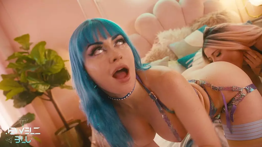 новый - лучший опыт девушка/девушка с Адрией Рэй