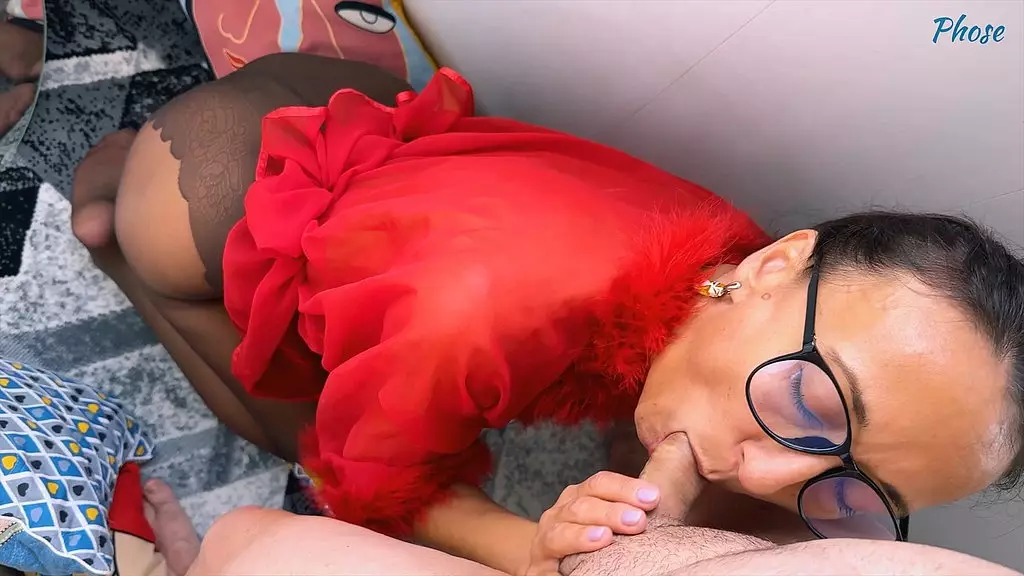 Карина Фокс сосет член в черных французских колготках