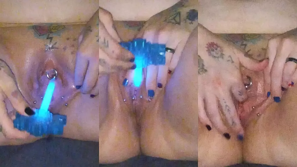 новое любительское шоу!!специальный выпуск начала зимы!прогресс в растягивании моего мочеиспускательного отверстия!!! смотри, как моя гладкая мокрая киска кончает после тренировки!!!!! большие натуральные сиськи!!!! шоу со светящимися палочками!!смотри до конца!!!!