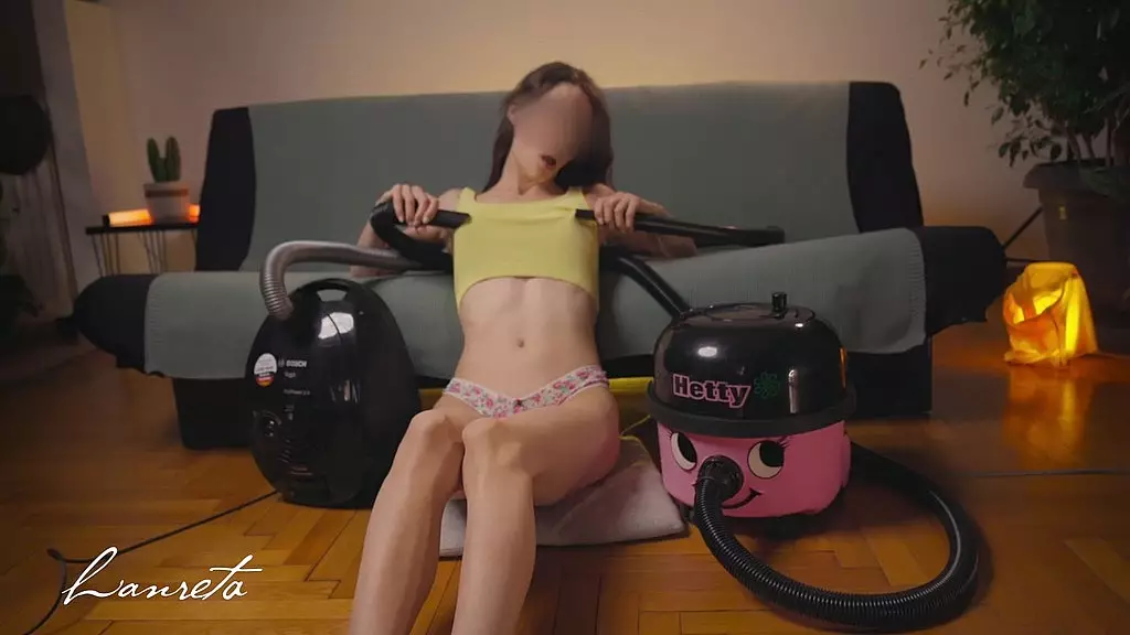 интенсивный секс втроем с пылесосом для сисек и сосание киски