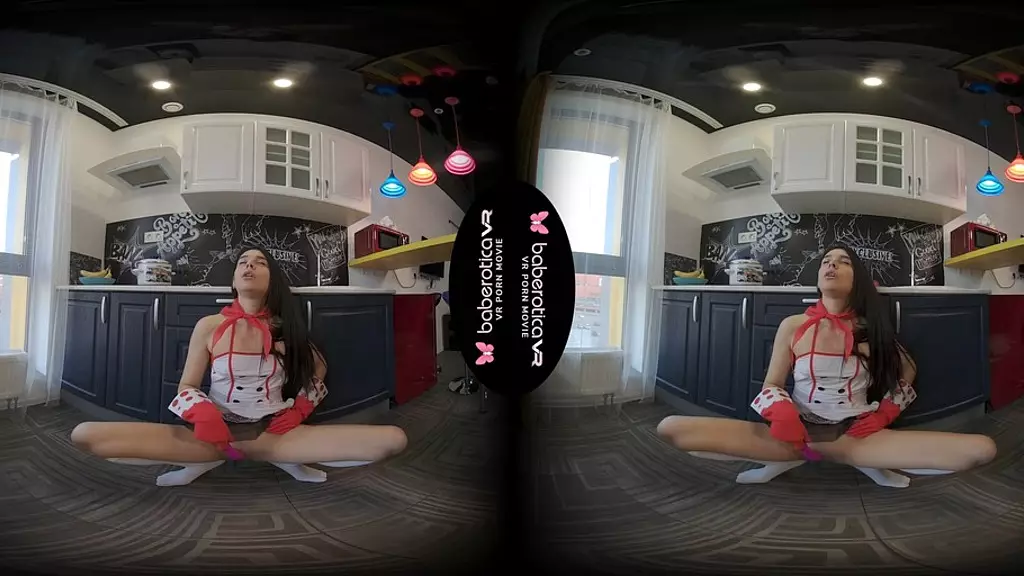 русская красотка ангел крис мастурбирует на кухне