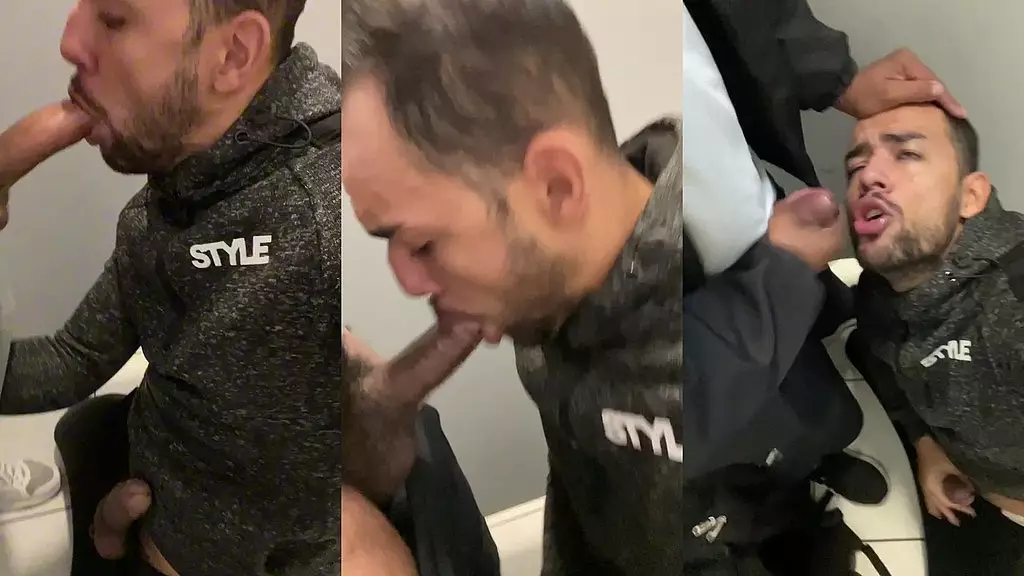 entrou um e logo outro entou no box do banheiro querendo uma mamada, estava de joelhos e la fiquei para mais uma boa gozada na boca