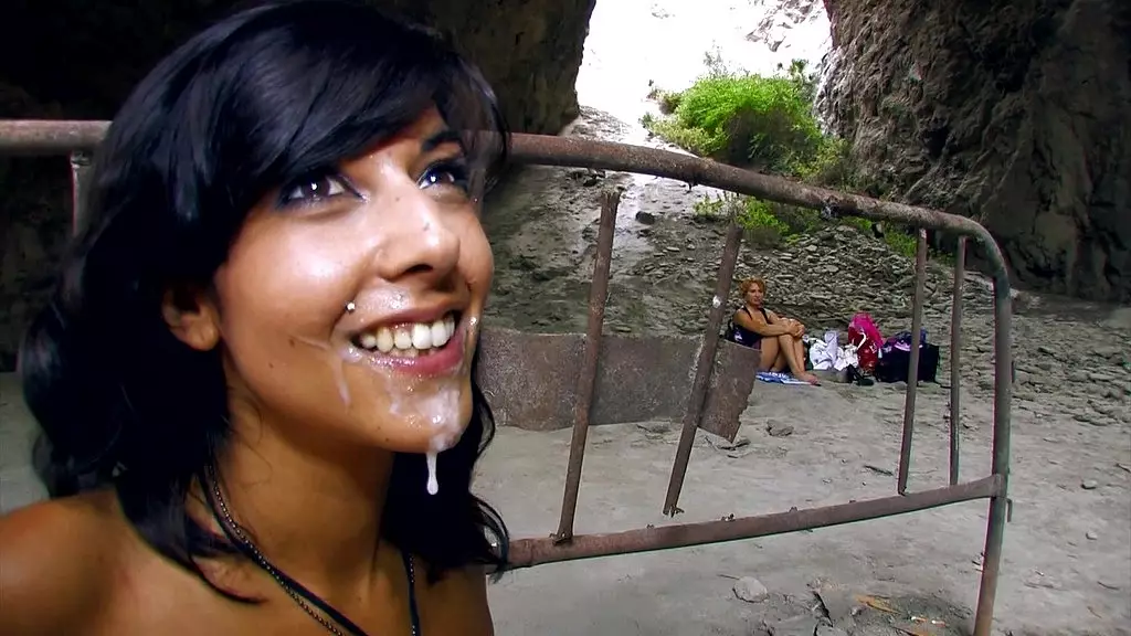 Николь Ричи трахают в ее черную киску