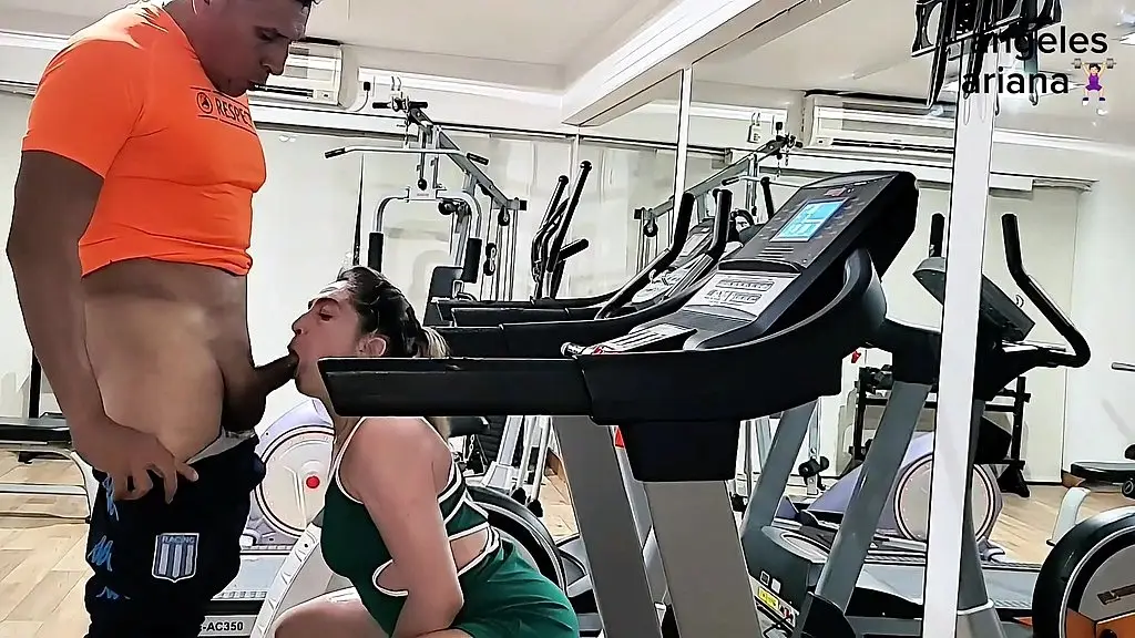 pedi un favor anal en el gym lo provoque y me follo en el gym.sexo arriesgado, casi nos descubren