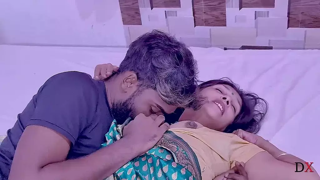 дези бенгальская пара хардкорно трахает волосатую киску в первую ночь, фильм целиком