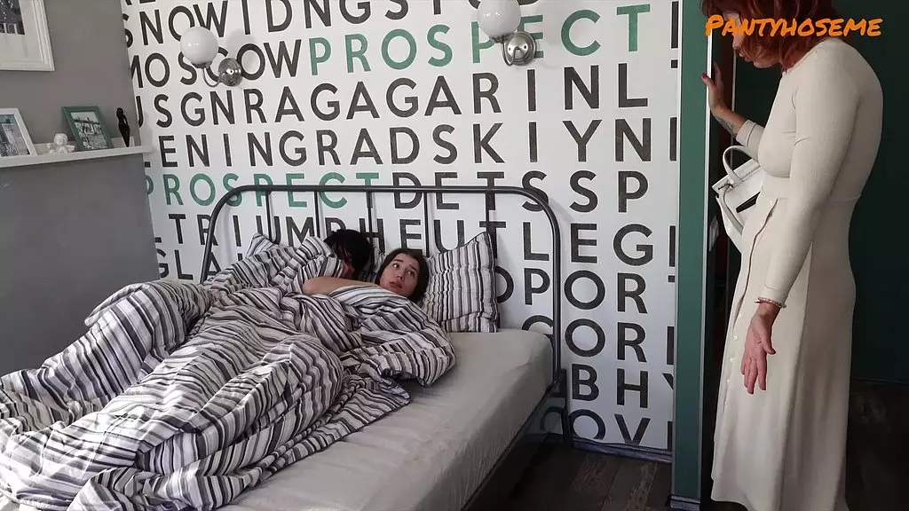 мачеха заходит, когда падчерица занимается сексом, и присоединяется к сексу втроем ЖЖМ