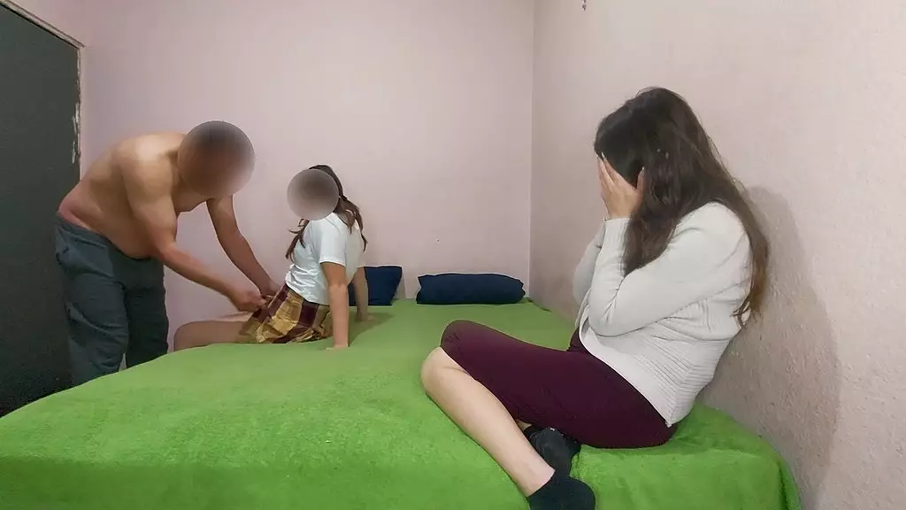 inocente hijastra es entregada por su madrastra a un viejo para pagar la renta de la pocilga, Real, Casero 18 anos 1/2