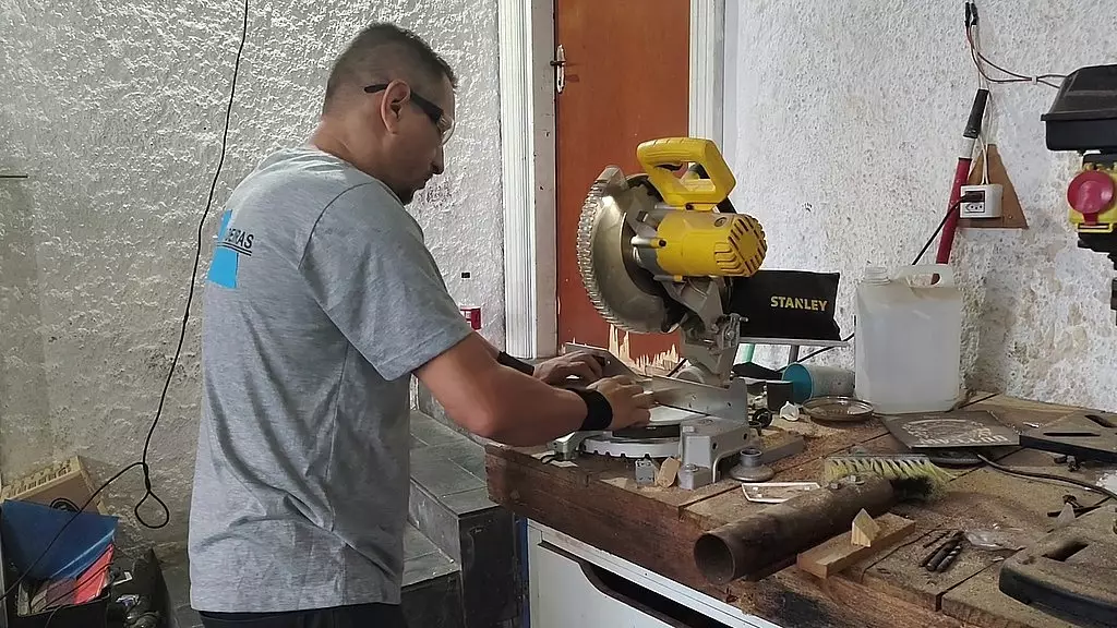 Вово делать Гарото Виргем, прегоу Пирока на Тиффани Монтавани Энчима до Карро Поис а Тарада нао Тинья Динейро Пара Пагар или Велиньо и Фой но Ксерекард, Букета Пикс