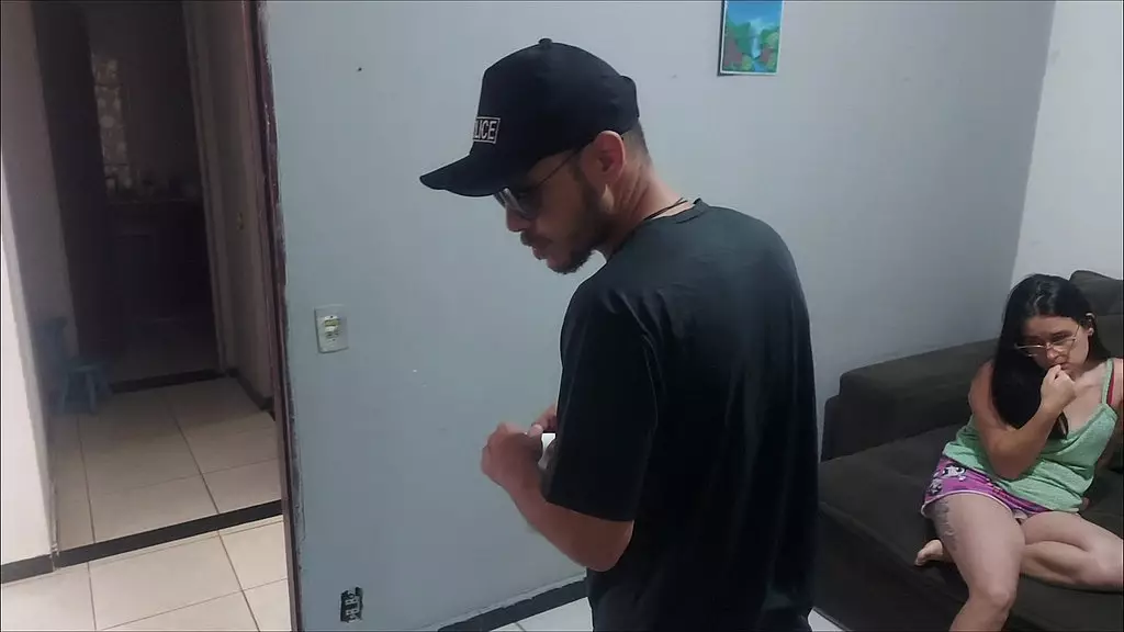 Dona de Casa Apreensiva com policial procurando o marido, paga a Liberdade com a Bunda!