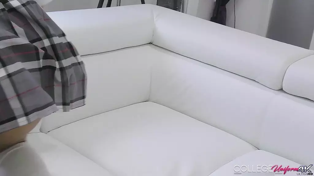 ивана сахар на высоких каблуках демонстрирует свои красные стринги и трахается!