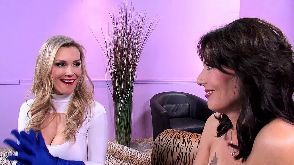 Сводные сестры Кейт Инглэнд и Мелисса могут поедать киски друг друга