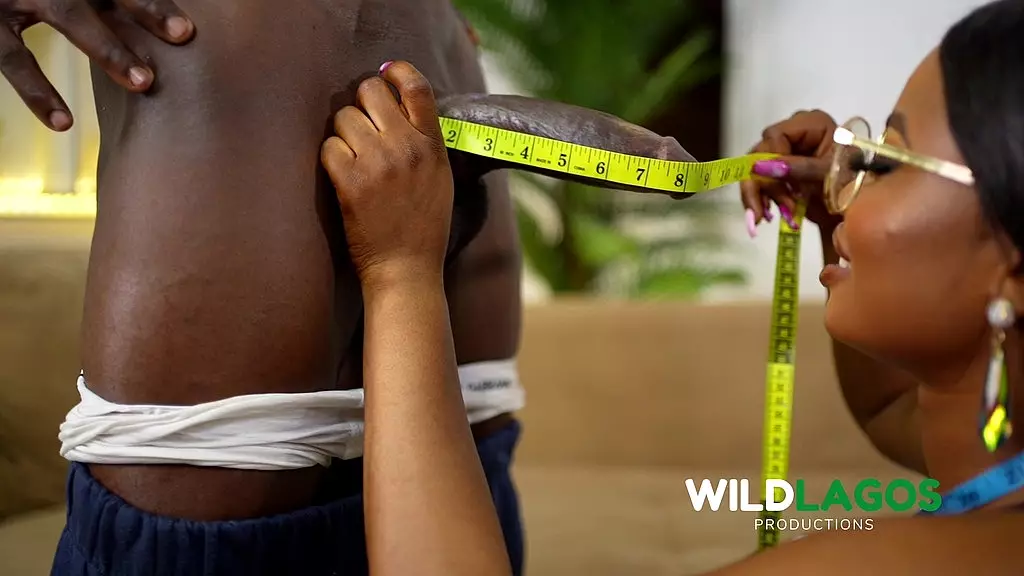 Сексуальный африканский портной с большой задницей пришел, чтобы снять не только мерки