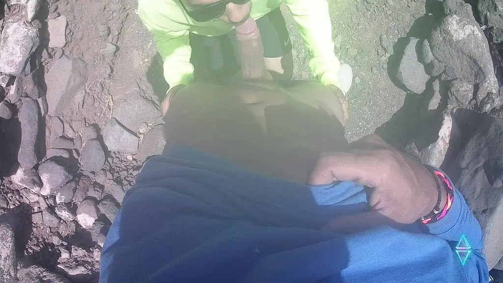 очень горячая молодая туристка нашла меня писающим