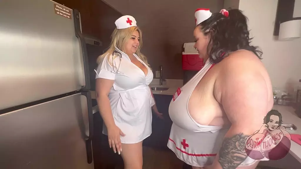 Пышногрудые медсестры трахаются в комнате отдыха