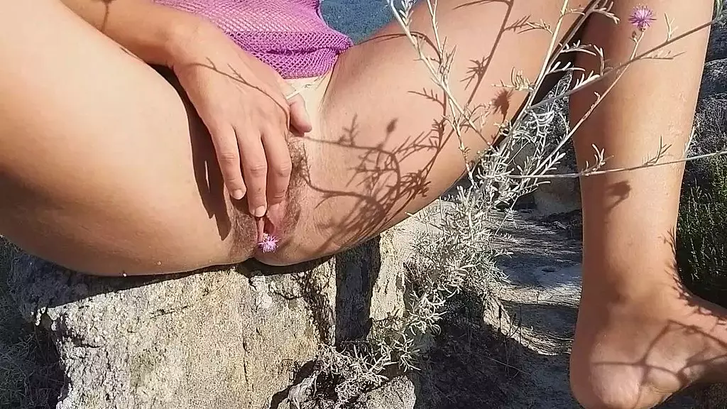 Цветок в открытую киску и почти голая гуляет по острову