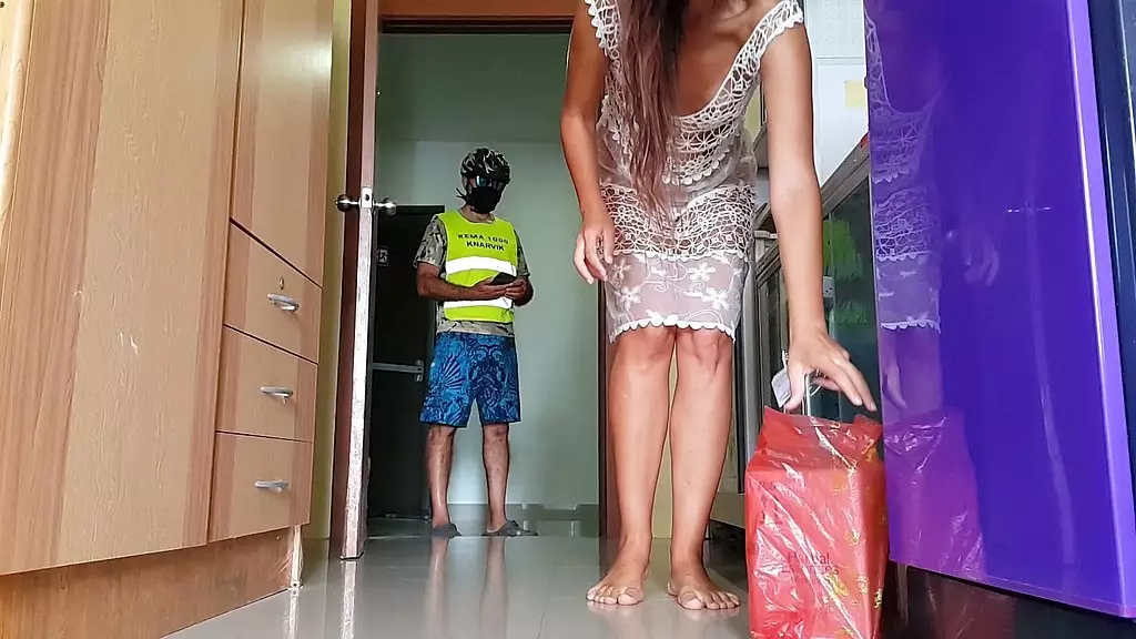 обнаженная в прозрачном платье ждет курьера